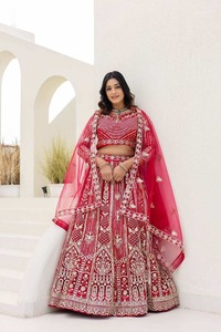 Conjunto de Lehenga nupcial de buena calidad con opulento trabajo de bordado, blusa de diseñador y dupatta bordada para bodas indias en venta. - Product Image 2