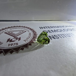 Diamant de laboratoire vert vif fantaisie taille brillant cœur 2,3 carats VVS2 certifié IGI, diamant non monté - Product Image 2