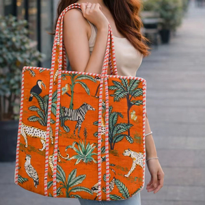 Sac fourre-tout matelassé en coton imprimé à la main, grand sac de week-end indien fait main, lavable - Product Image 1