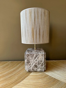 Lámpara de Mesa de Mármol Premium Diseñada con Patrones Contemporáneos Distintivos, Construcción Duradera e Iluminación Equilibrada - Product Image 5