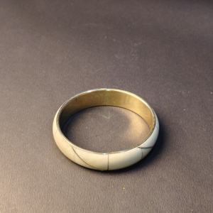 Elegante Brazalete de Hueso con Incrustaciones Diagonales y Detalle de Alambre de Latón Fino – Brazalete Artesanal Minimalista Hecho a Mano – Joyería Étnica Dorada - Product Image 6