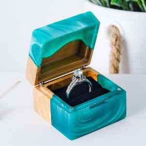 Boîte à alliances personnalisée avec couvercle en bois élégant et individuel, boîte à bagues en résine pour le rangement de bijoux de fiançailles - Product Image 5