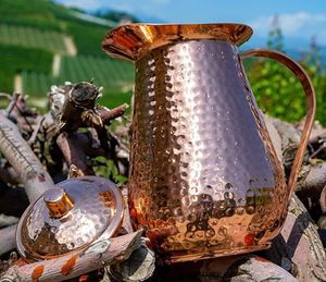 Ensemble de carafes en cuivre pour des moments élégants de brunch sur le toit, ensemble de service en métal avec verres, durable et réutilisable pour la cuisine. - Product Image 3