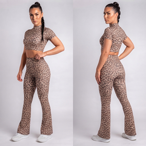 Ensemble de yoga imprimé léopard pour femme : haut court à col roulé et leggings évasés taille haute, 2 pièces en Spandex et Polyester - Product Image 4