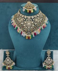 Parure de mariée haut de gamme en laiton poli, ornée de moissanite, de pierres à double couche Polki et de perles de verre, avec collier, boucles d'oreilles et Maang Tikka - Product Image 3