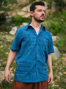 Camisa de Manga Corta de Algodón con Estampado Ajrakh Azul Índigo Hecha a Mano para Hombre, Ropa Casual Sostenible para el Verano, Atuendo para Festivales - Product Image 3