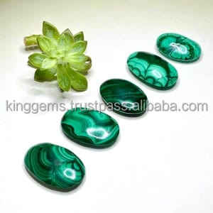 Vente en gros de malachite naturelle polie pierre de palme sculptée pierre de guérison pour la méditation Reiki Feng Shui oreiller en pierres précieuses sur le thème de l'amour - Product Image 4