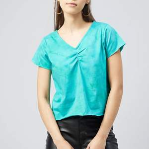 เสื้อยืดคอกว้างแขนสั้นดีไซน์ใหม่สำหรับผู้หญิง สไตล์ลำลอง จับจีบด้านหน้า ผ้าคอตตอนผสม ขายส่ง รับผลิตแบบ OEM พร้อมสกรีนโลโก้ - Product Image 1