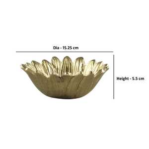 Aura Serve Bol en métal doré en forme de lotus avec finition polie pour fruits et collations, décoration de fête, style glamour fait main - Product Image 3