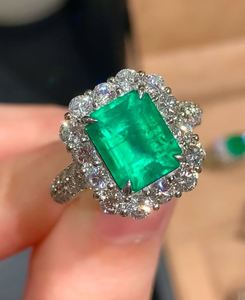 Anillo de Lujo de Plata de Ley 925 con Esmeralda Cultivada en Laboratorio de Corte Esmeralda y Detalles de Circonita Cúbica, Engaste de Garras, Bañado en Oro, Elegante Anillo con Gema - Product Image 1