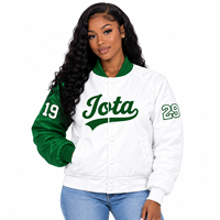 Jaket Varsity Satin Kontras Hijau Putih Wanita Iota Phi Lambda Sorority dengan Kancing Tekan di Depan, Kerah Rajut Rib, dan Manset Rajut untuk Pakaian Kampus.