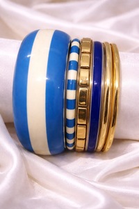 Bracelets élégants en résine, métal et bois, combinant des matériaux de qualité supérieure pour des accessoires tendance et stylés. - Product Image 1
