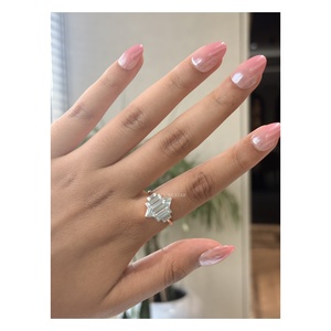 Bague sophistiquée en or massif 14 carats avec trois pierres taille cœur serties clos, diamant baguette de laboratoire certifié IGI, cadeau d'anniversaire - Product Image 1