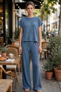 Conjunto de dos piezas casual para mujer, de punto acanalado, con top de manga corta y cuello redondo y pantalones anchos de color liso. - Product Image 5
