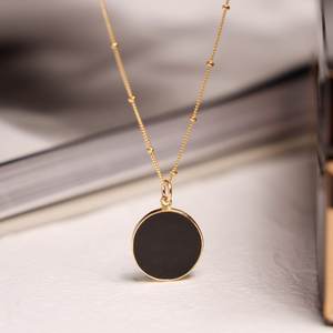 Pendentif élégant en obsidienne noire, cercle, chaîne satellite en or 14 carats, bijoux minimalistes - Product Image 1