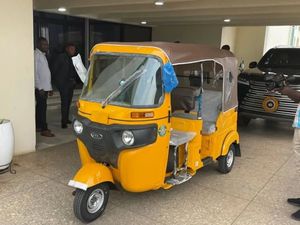 Triciclo Eléctrico con Motor Diferencial TVS, Bajaj Tuk Tuk Taxi, 7 Plazas, Carrocería Abierta, Autonomía de 50-70 km, para Adultos, en Venta - Product Image 1