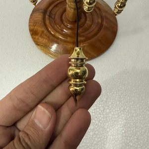 Pendentif de radiesthésie en laiton poli de qualité supérieure, écologique, en forme de goutte d'eau, pour la décoration intérieure, la guérison énergétique et le Reiki (vente en gros) - Product Image 3