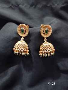 Pendientes Jhumka Tradicionales Indios de Latón, Chapados en Oro, con Perlas, a la Moda - Product Image 3