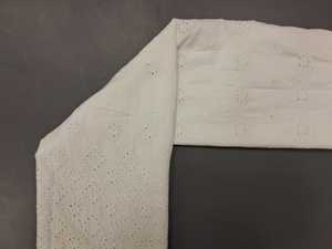 Nuevo Diseño de Tela de Algodón Blanco Premium con Bordado Schiffli - Material con Borde Floral Denso y Dobladillo Festoneado para Vestidos - Product Image 6