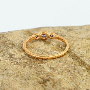 Bague fine en argent sterling 925 plaqué or jaune minimaliste avec trois pierres d'améthyste, sertie en clos, pour usage quotidien, unisexe, bijoux fins - Product Image 4