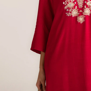 ชุดเดรสยาวปักลายดอกไม้สีแดง คอวี แขนสามส่วน ผ้าชีฟอง ทรงเรียบร้อย งานแฮนด์เมด สำหรับผู้หญิง สวมใส่ในงานกลางคืน - Product Image 3