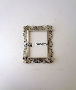 Cadre photo décoratif en métal, accent de table élégant par Tradebyd - Product Image 1