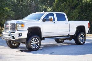 GMC Sierra 3500HD Denali Crew Cab 4x4 Usada de 2018 - Product Image 1