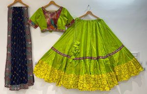 Lehenga Choli à imprimé feuille d'or avec broderie de fils miroir, Blouse et Dupatta Bandhej, Tenue de créateur pour occasions festives (130 bhakti lehngha) - Product Image 3
