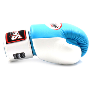 Guantes de Boxeo Profesionales Twins para Sparring y Kickboxing, Cuero Genuino de Vaca, Blanco y Negro, con Estampado Twins, Cierre de Velcro - Product Image 6