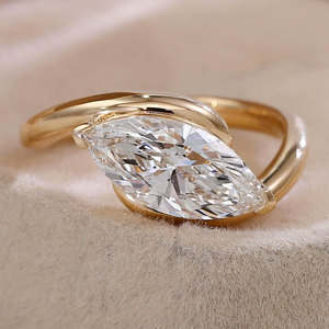 Bague de fiançailles en moissanite taille marquise, bague en or sertie de pierres, bague solitaire unique pour femme, bague de mariage minimaliste moderne - Product Image 1