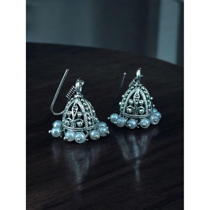 Boucles d'oreilles Jhumki légères en argent allemand oxydé, imprimées motif feuille, ornées de perles et de gouttes de perles, style crochet, bijoux pendantes - Product Image 3