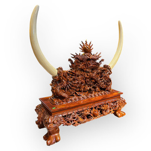 Le prix comprend des sculptures exquises en ivoire représentant quatre créatures mythiques, réalisées à partir d'un seul bloc de bois de Huong. - Product Image 6