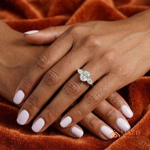 Bague en moissanite ronde à trois pierres pour femme, ton argenté, bijoux de fiançailles et d'anniversaire, style élégant au quotidien - Product Image 5