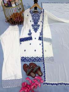 Elegante traje sharara bordado con detalles elaborados, dupatta a juego y joyería tradicional para ocasiones festivas. - Product Image 3