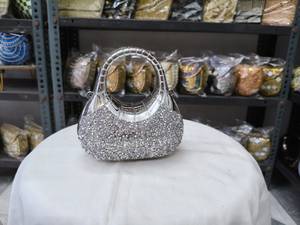 Sac à main en métal orné de strass fait main pour femmes avec chaîne détachable |   Sac à main de soirée |   Sac à main de mariée |   FAIZA CRAFT - Product Image 4
