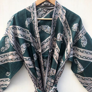 Robe longue en soie douce et confortable, style sari, kimono bohème, vêtement de détente, directement du grossiste, tenue de nuit, col en V, robe longue recyclée - Product Image 1