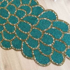 Chemin de table en perles fait main, chemin de table/serviette de table à motifs floraux de paon - Product Image 1