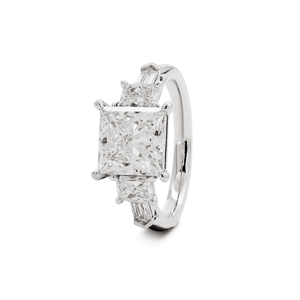 Bague de fiançailles en platine avec 5 pierres de diamant de laboratoire taille princesse de 2,5 carats, pierres latérales taille radiant et taille bullet - Product Image 2