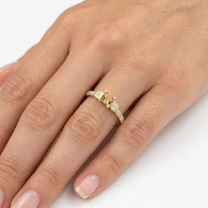 Monture de bague de fiançailles minimaliste ronde en or jaune 18 carats avec pierres latérales, pour diamant - Product Image 4