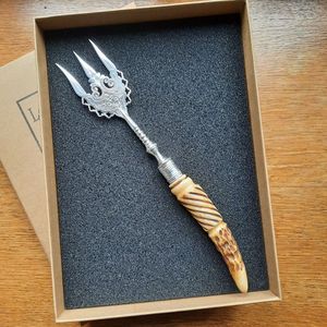 Ensemble de cuillères à salade en corne polie au design unique, avec finition marbrée naturelle et poignées élégantes pour un décor de table moderne - Product Image 6