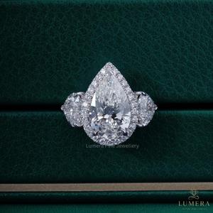 Anillo de Compromiso de Lujo con Tres Piedras y Halo de Diamantes Cultivados en Laboratorio con Corte Pera Certificados por IGI, Piedras Laterales de Moissanita con Corte Pera, 9/10/14/18K - Product Image 2