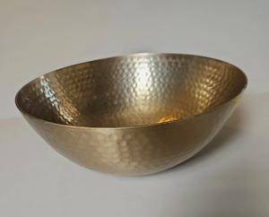 Cuenco Decorativo de Metal Dorado Martillado de Lujo, Cuenco de Metal Martillado Aurelia, Cuenco con Detalles en Oro Luminara, Cuenco Central Martillado Regal - Product Image 1