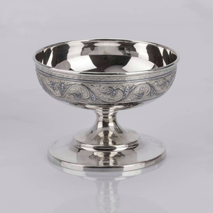 Cuenco de Pedestal de Acero Inoxidable Plateado, Moderno, Pulido a Mano, con Grabado Floral Intrincado, Ecológico, Decorativo Premium - Product Image 1