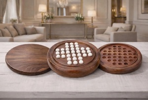 Plateau de jeu de solitaire artisanal en bois de rose avec billes de verre bleues, cadeau de mariage personnalisé pour la maison ou le bureau, design américain, écologique - Product Image 4