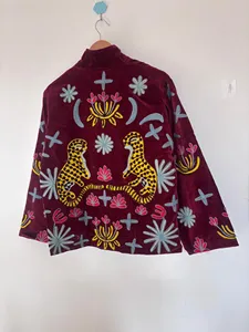 Chaqueta de terciopelo granate para mujer, bordada con motivos florales bohemios, cuello alto, hecha a mano, artesanal, para otoño. - Product Image 4