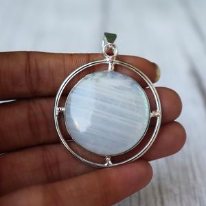 Pendentif rond en pierre de lune fait main, argent sterling 925, bijou en pierre précieuse naturelle, charme unique, cadeau pour femme - Product Image 1