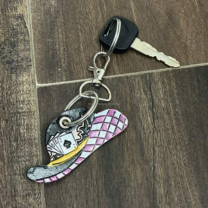 Nouveau Porte-clés Chapeau de Cowboy en Cuir de Vache Véritable Fait Main 2026, Breloque Rodeo à Carreaux Style Western, Cadeau Souvenir, Vente en Gros - Product Image 5