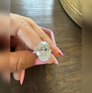 Anillo de Diamante Cultivado en Laboratorio con Corte Radiante de Lujo en Oro de 9K, 14K y 18K para Mujer, Perfecto para Regalo de Compromiso, Boda y Aniversario - Product Image 5
