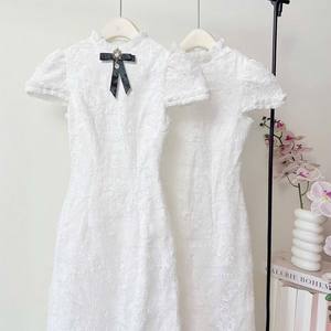 Robe mini coréenne personnalisée OEM de haute qualité, en dentelle florale naturelle, à épaules dénudées, silhouette fourreau, coupe ajustée, pour femme - Product Image 6