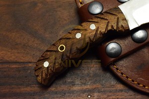 Cuchillo de Caza y Camping de Hoja Fija Hecho a Mano con Acero al Carbono, Mango de Madera Natural, Espiga Completa, Funda de Cuero para Exteriores, 3 Años de Garantía - Product Image 3